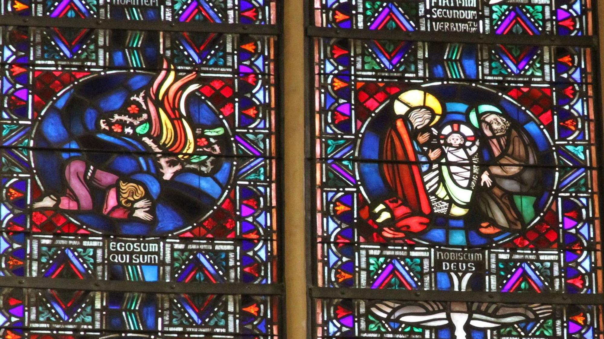 Weihnachtliche Motive in der Schatzkammer St. Servatius, Christi Geburt als Motiv auf dem Kirchenfenster
