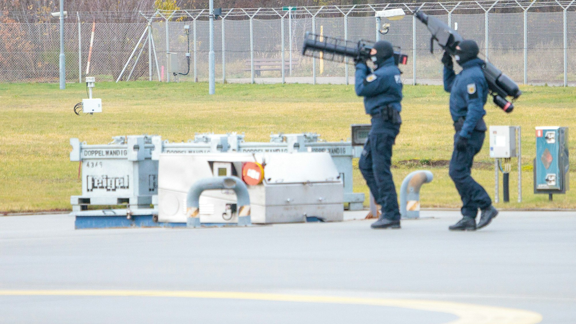 Geräte zum Abwehren von Drohnen werden bei der Vorstellung neuer Abwehrtechniken zur Drohnenabwehr bei der Bundespolizei-Fliegerstaffel Blumberg vorgeführt.
