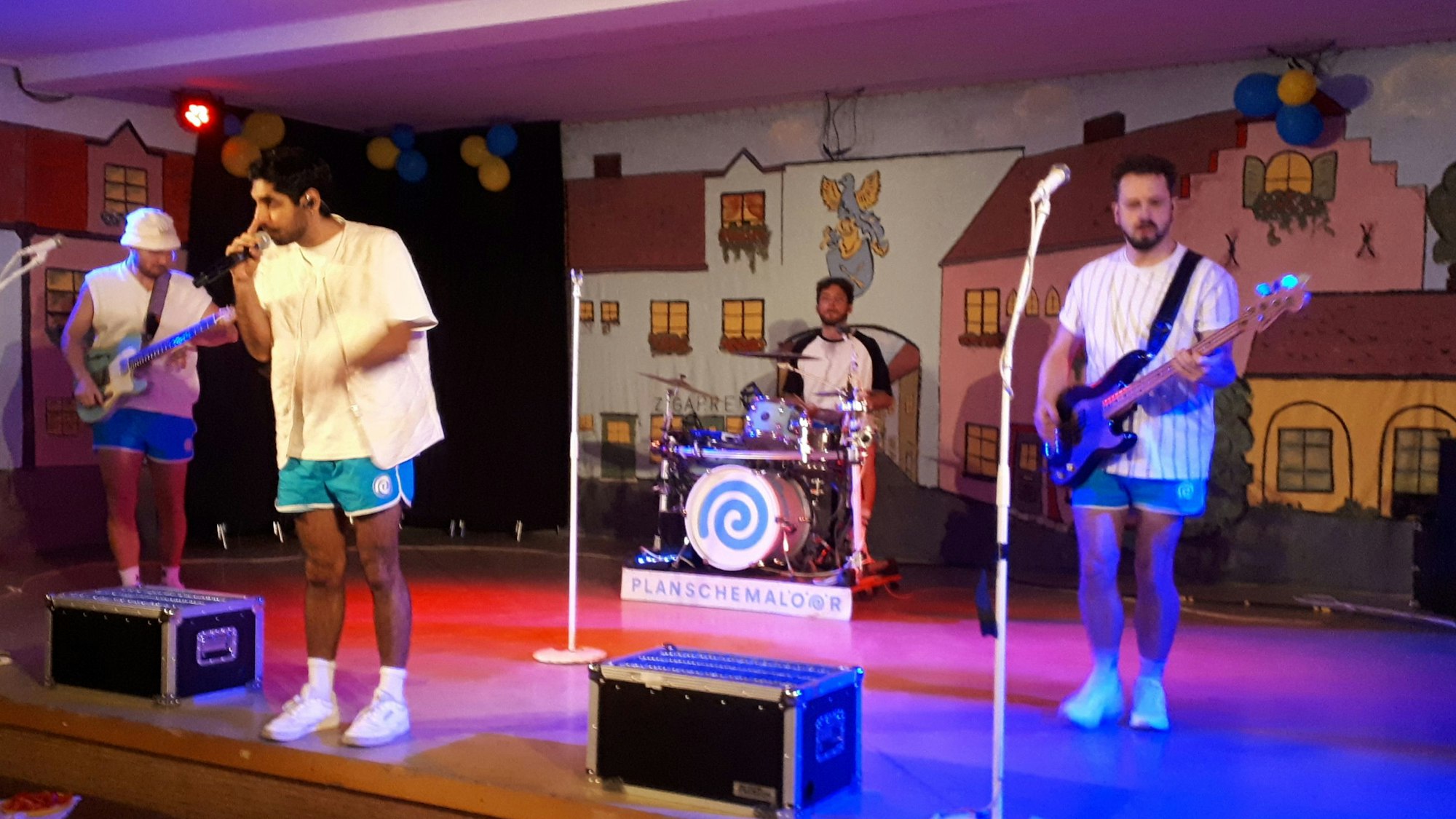 „Planschemalöör“ bei einem Auftritt auf der Kindersitzung im Pfarrsaal St. Quirinus.