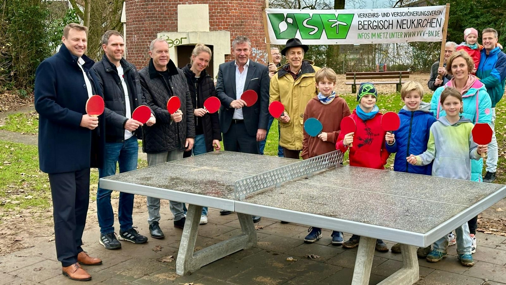 Die Unterstützer des Tischtennisplatten-Vorhabens mit Béla Spiegelhoff.