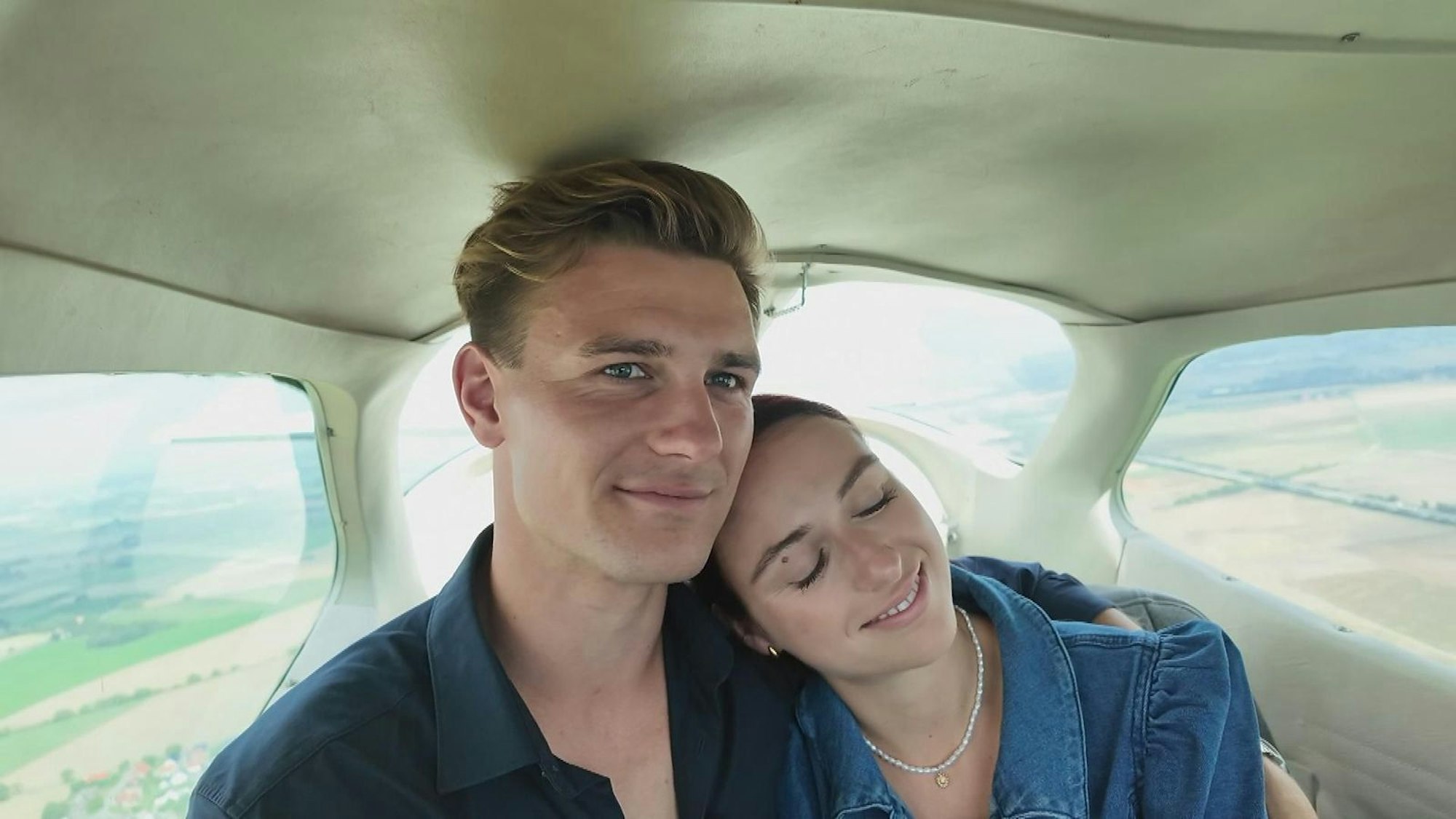 Friedrich überrascht die Lehrerin mit einem Flug. (Bild: RTL)