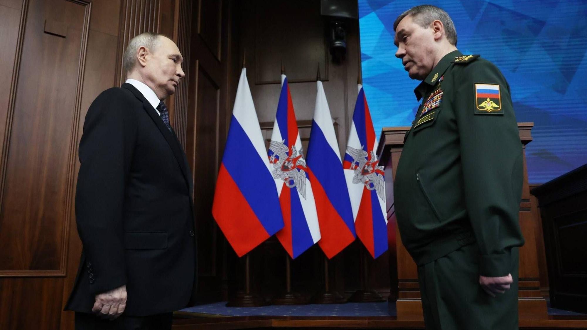 Kremlchef Wladimir Putin am Mittwoch zusammen mit dem russischen Oberbefehlshaber Waleri Gerassimow im Kreml.