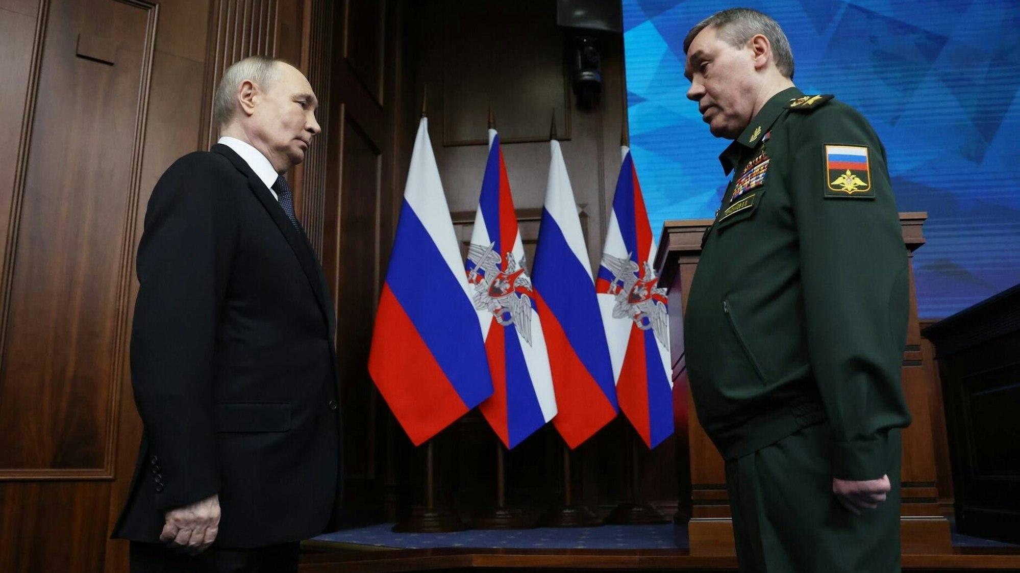 Kremlchef Wladimir Putin am Mittwoch zusammen mit dem russischen Oberbefehlshaber Waleri Gerassimow im Kreml.