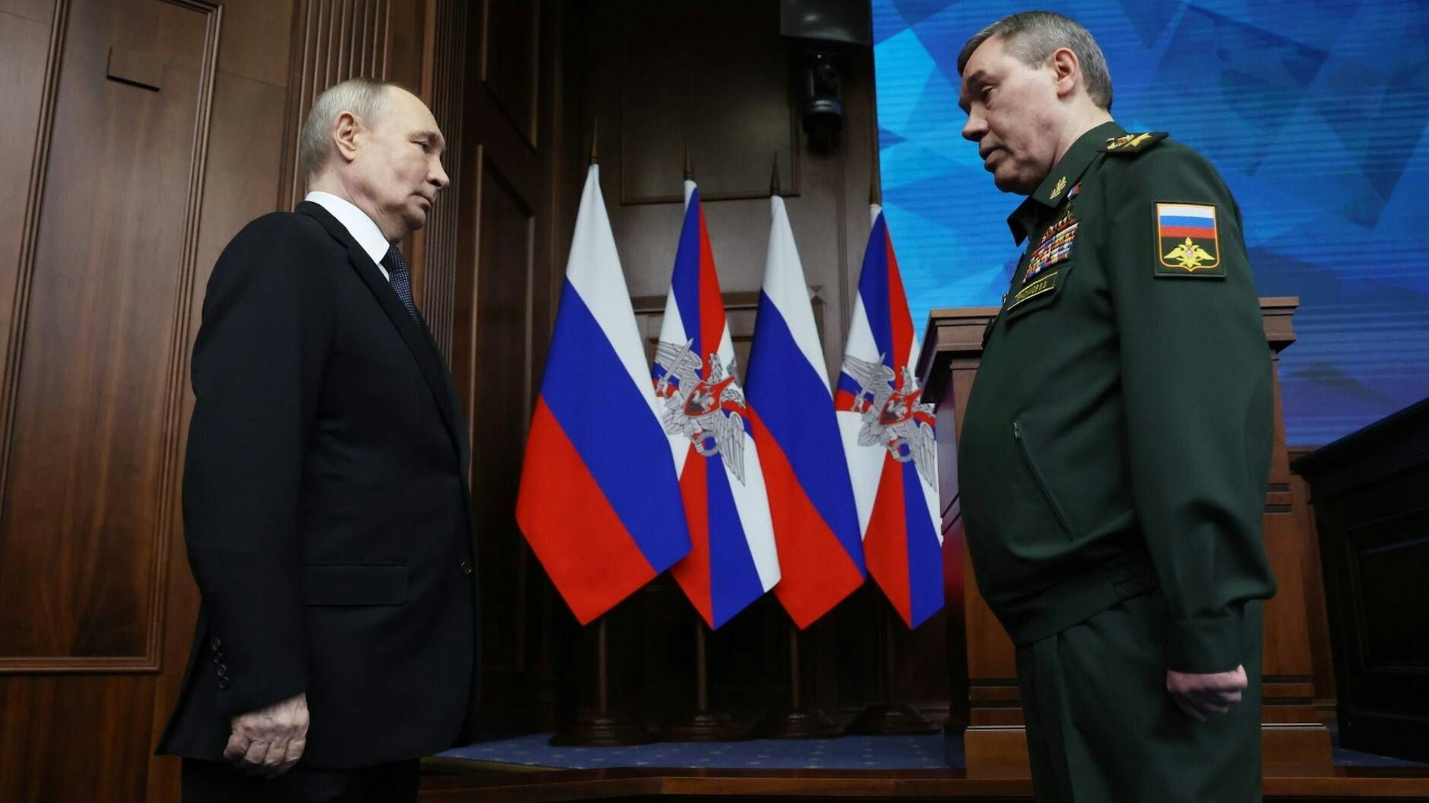 Kremlchef Wladimir Putin am Mittwoch zusammen mit dem russischen Oberbefehlshaber Waleri Gerassimow im Kreml.