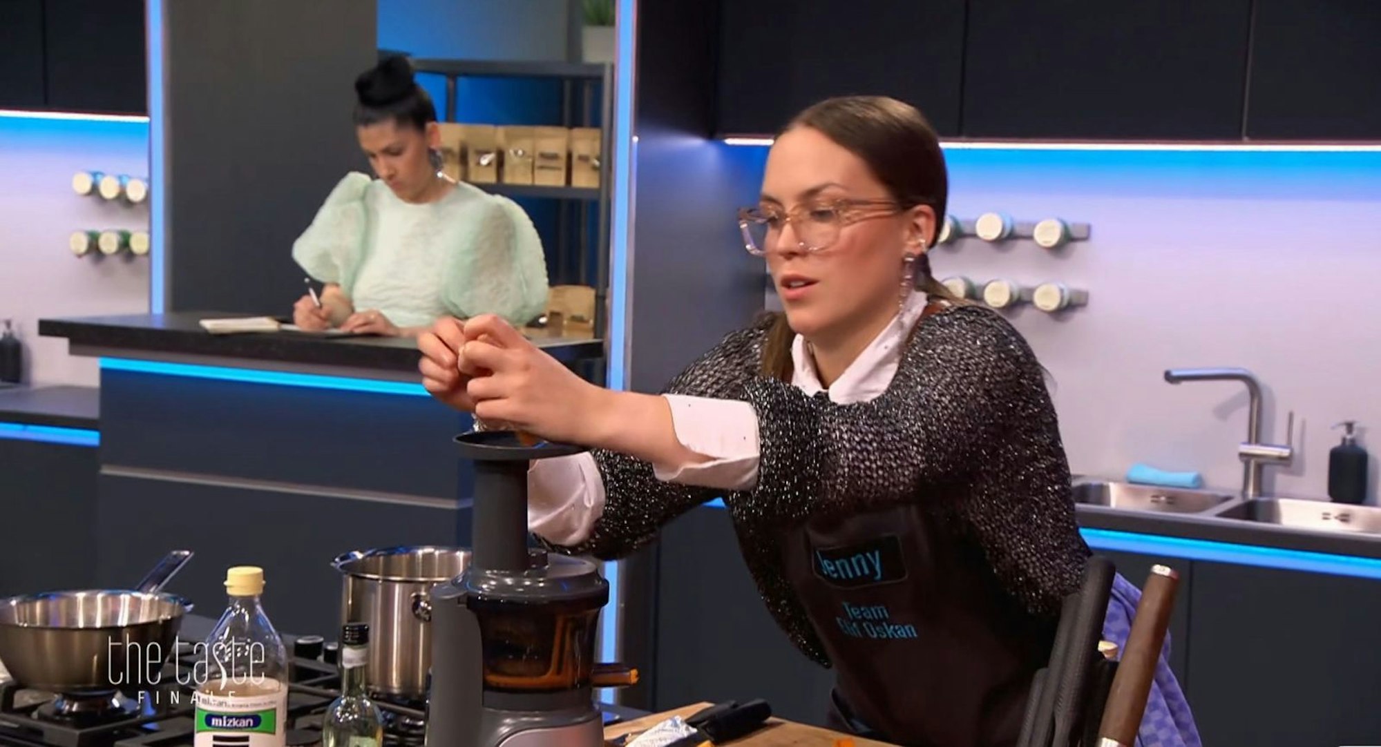 Jenny, die Hobbyköchin aus München, hat es ganz weit gebracht. In der Finalsendung kooperierte sie einmal mehr sehr eng mit ihrer Mentorin Elif Oskan. (Bild: Joyn/Screenshot)