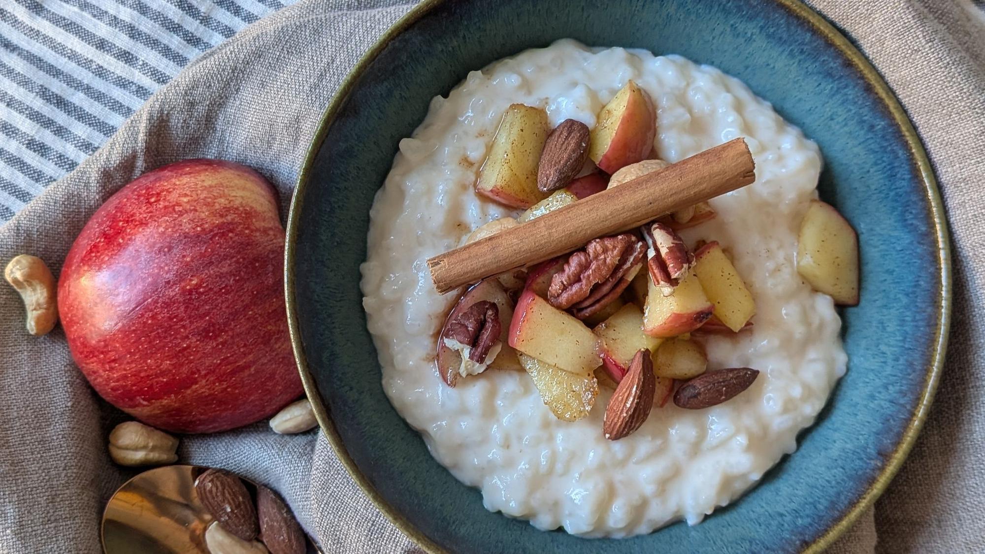 Der Milchreis ist mit Apfel, Zimt und Nüssen getoppt und eignet sich sowohl als Hauptspeise als auch als Dessert.
