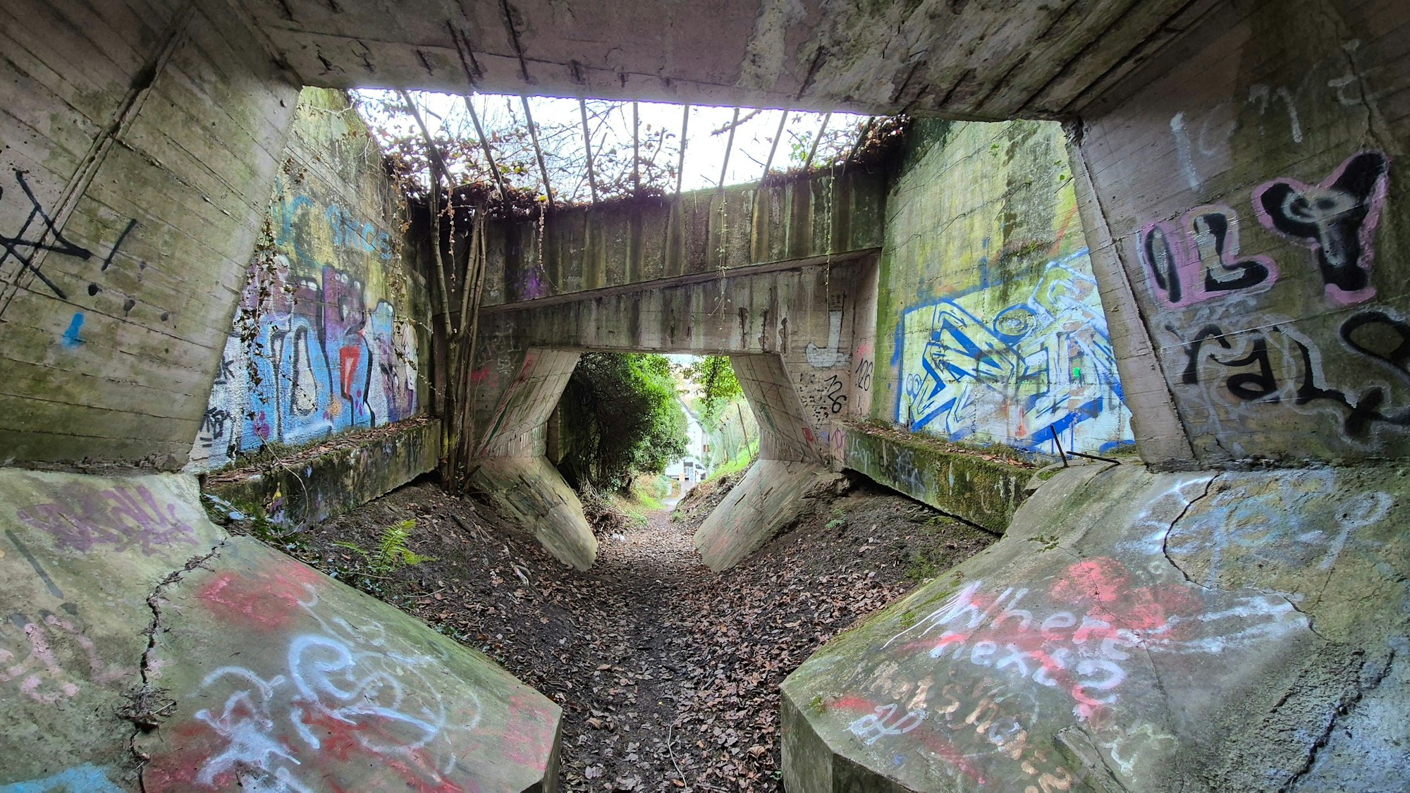 Der Blick in den „Lost Place“ in Bonn-Friesdorf kann aufgrund der vielen verschiedenen Winkel verwirrend wirken.