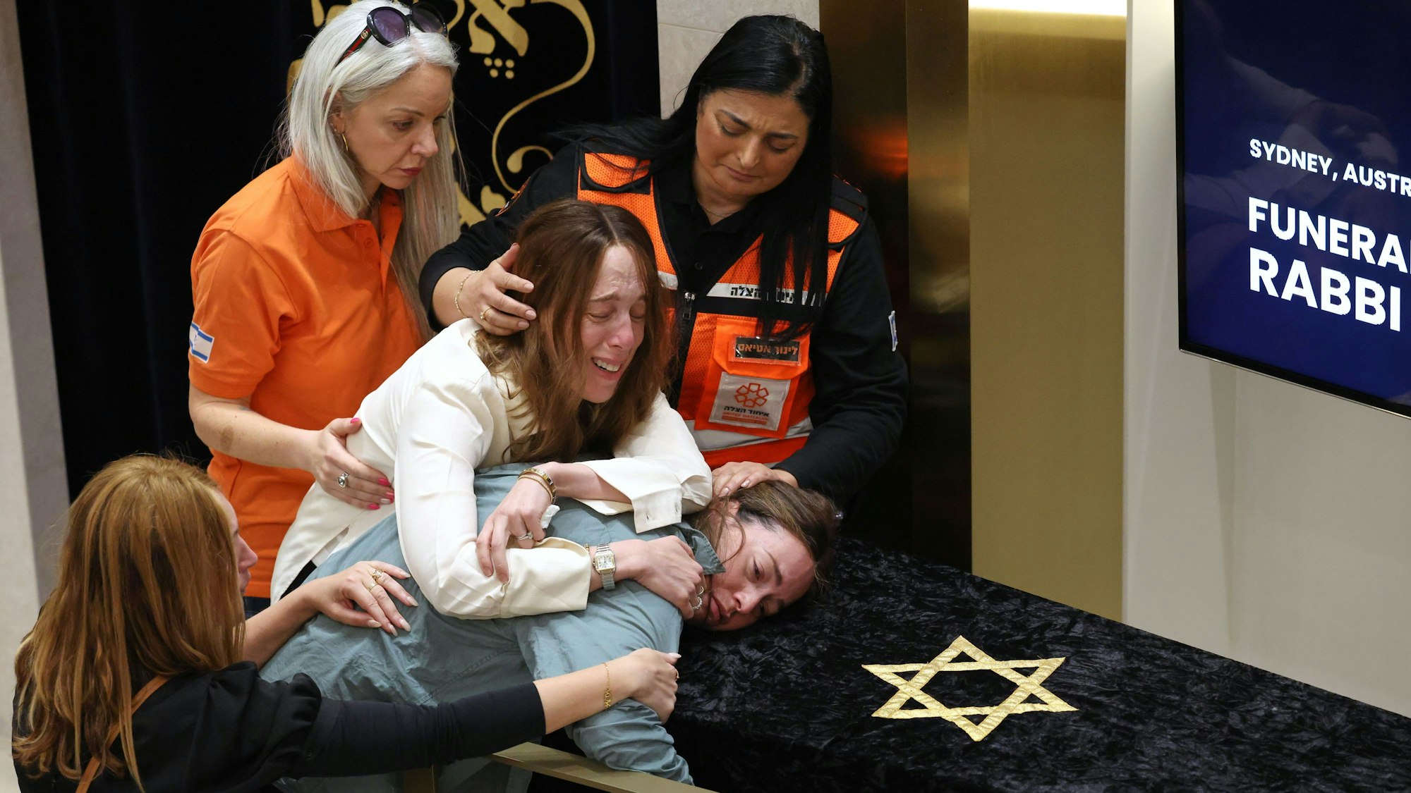 Sydney: Angehörige des Rabbiners Eli Schlanger, der bei dem Angriff in Bondi getötet wurde, während der Beerdigung in der Synagoge in Bondi.