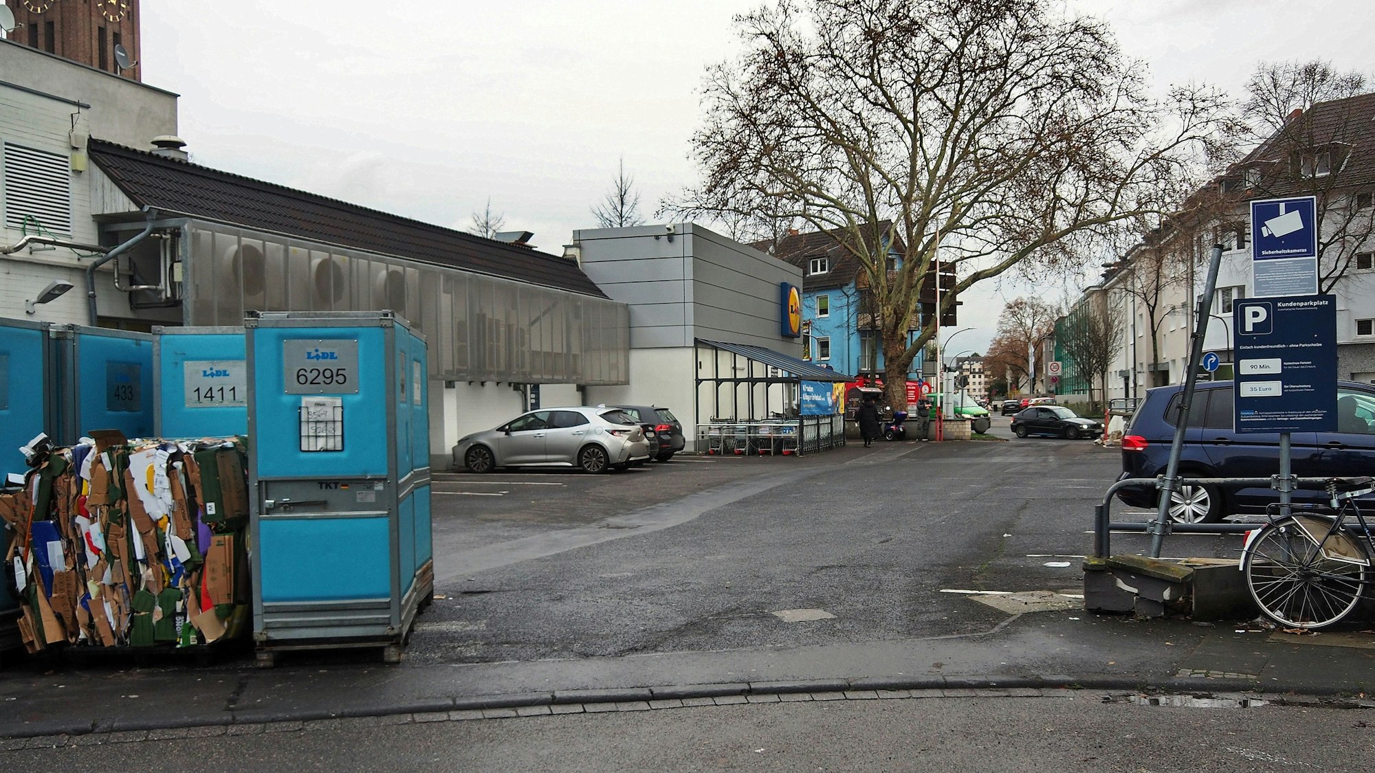Der Lidl-Parkplatz am südlichen Ende der Raderberger Straße wird von Autofahrer oft als inoffizieller Durchgang zur Brühler Straße genutzt – ein Problem für die Anwohner.