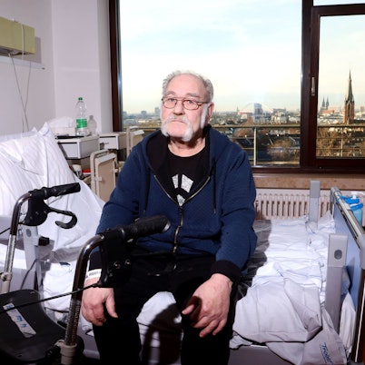 16.12.2024, Köln: Guido Lau in seinem Zimmer. Stürze im Alter verhindern. Wie kann das gelingen? Ein Besuch im Evangelisches Krankenhaus Kalk.