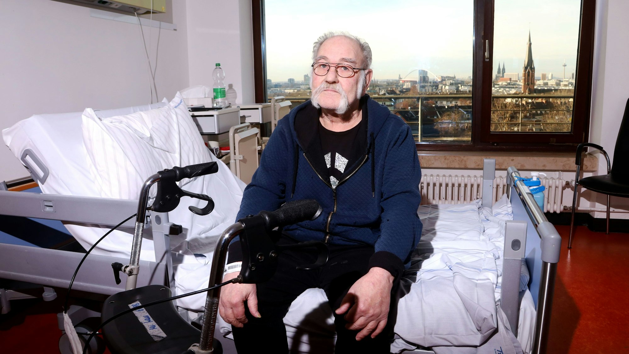 16.12.2024, Köln: Guido Lau in seinem Zimmer. Stürze im Alter verhindern. Wie kann das gelingen? Ein Besuch im Evangelisches Krankenhaus Kalk.