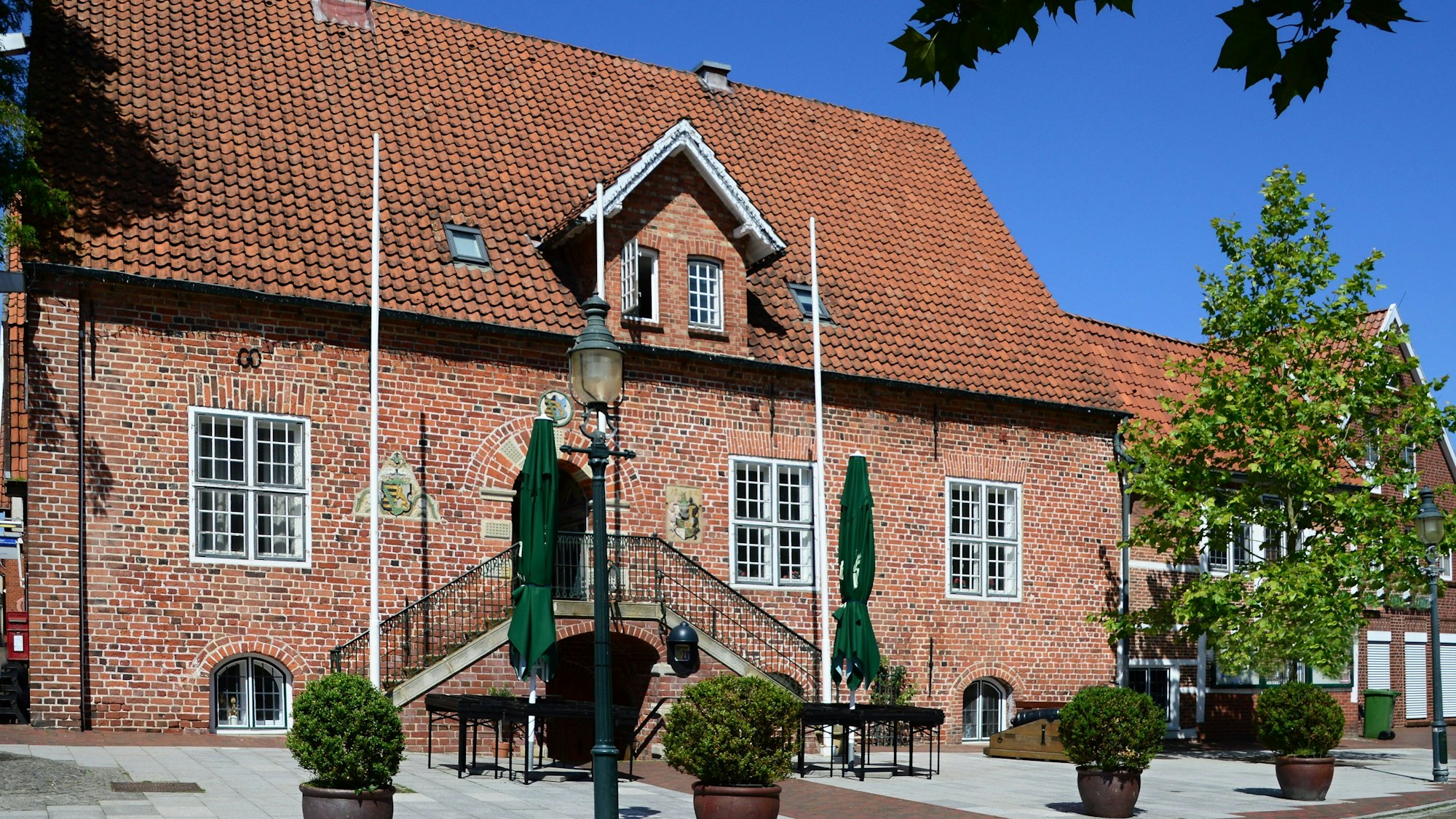 Das historische Rathaus in der Altstadt von Otterndorf, Niedersachsen (Archivbild). Hier kam es zum Eklat beim Weihnachtsmarkt.