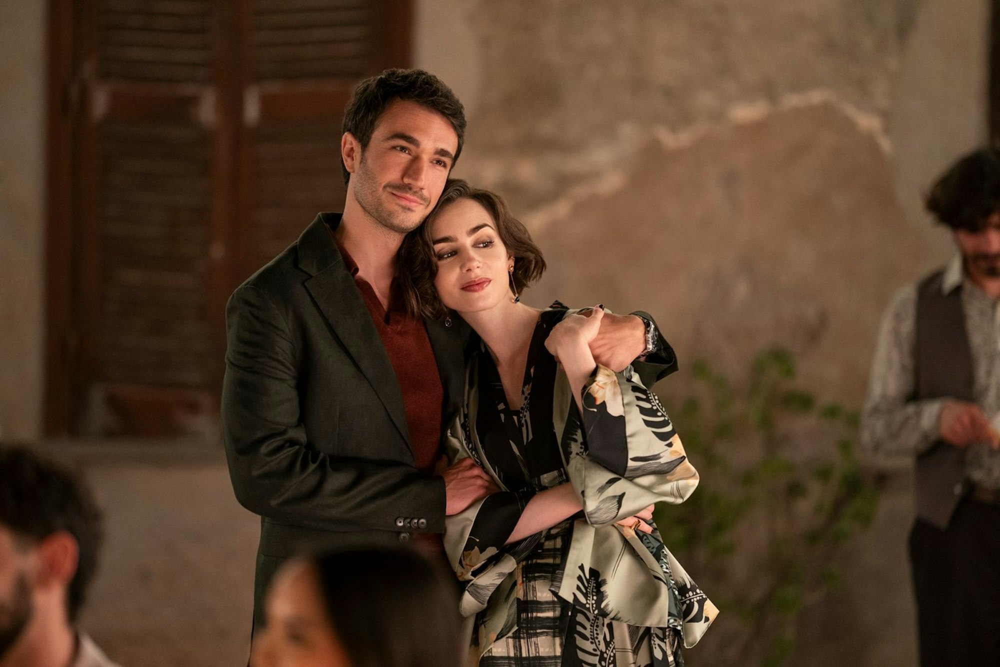 Emily (Lily Collins) verfällt dem Italiener Marcello (Eugenio Franceschini) immer mehr. (Bild: GIULIA PARMIGIANI/NETFLIX)