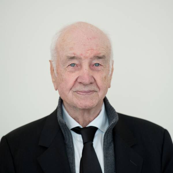 Schauspieler Armin Mueller-Stahl posiert für Fotografen.