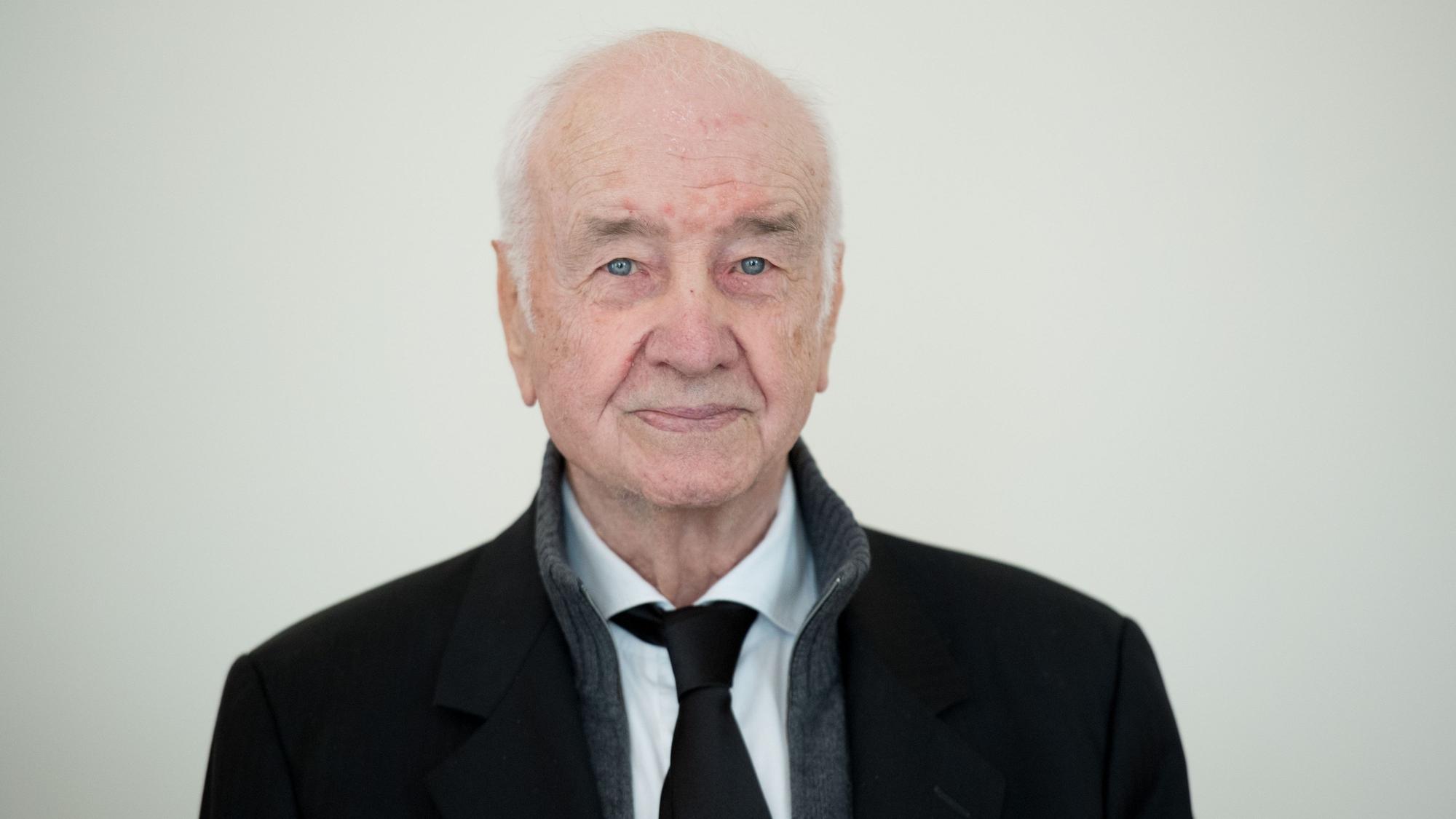 Schauspieler Armin Mueller-Stahl posiert für Fotografen.