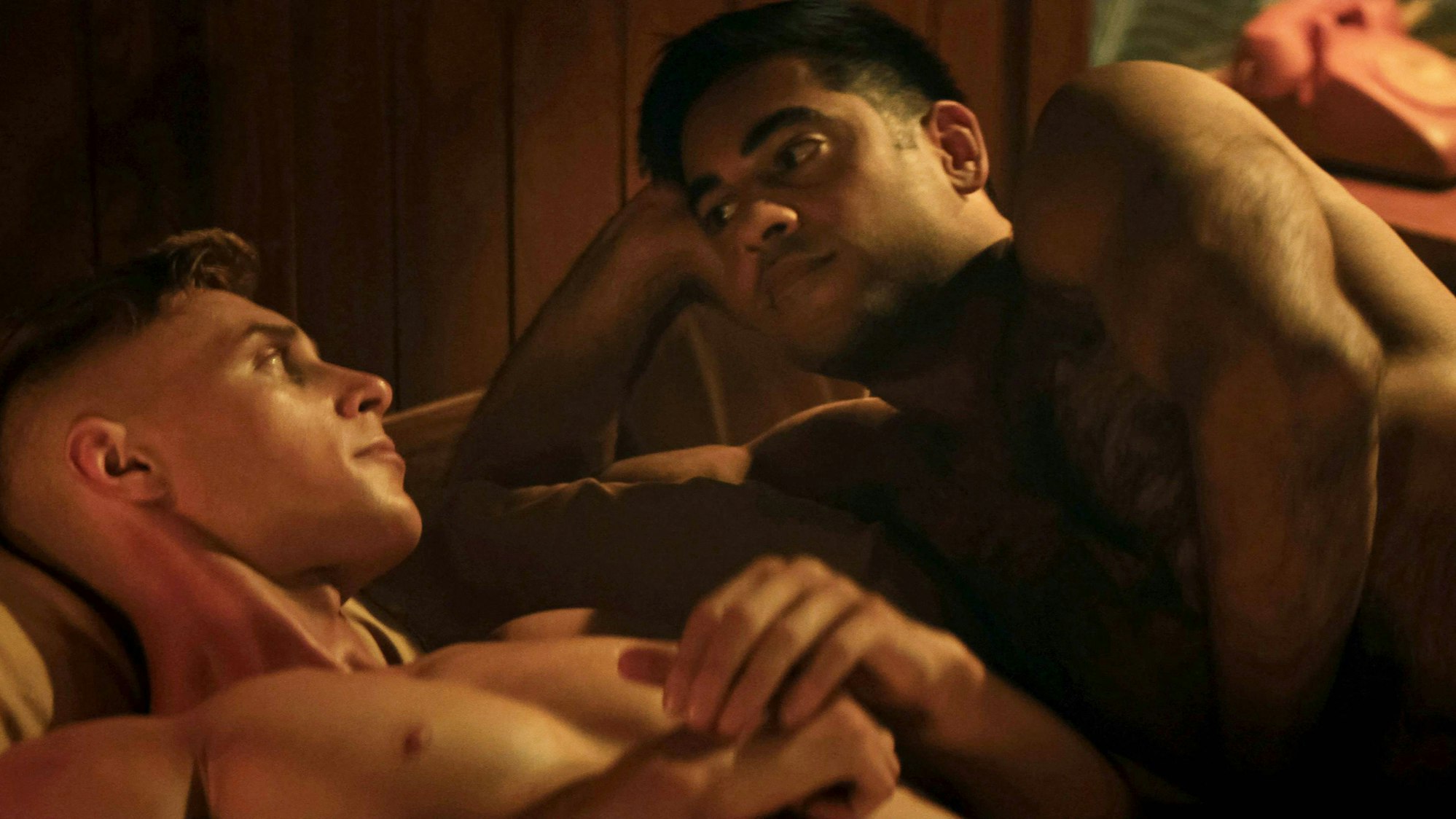 Max Parker (l) in der Netflix-Serie „Boots“ (2025).