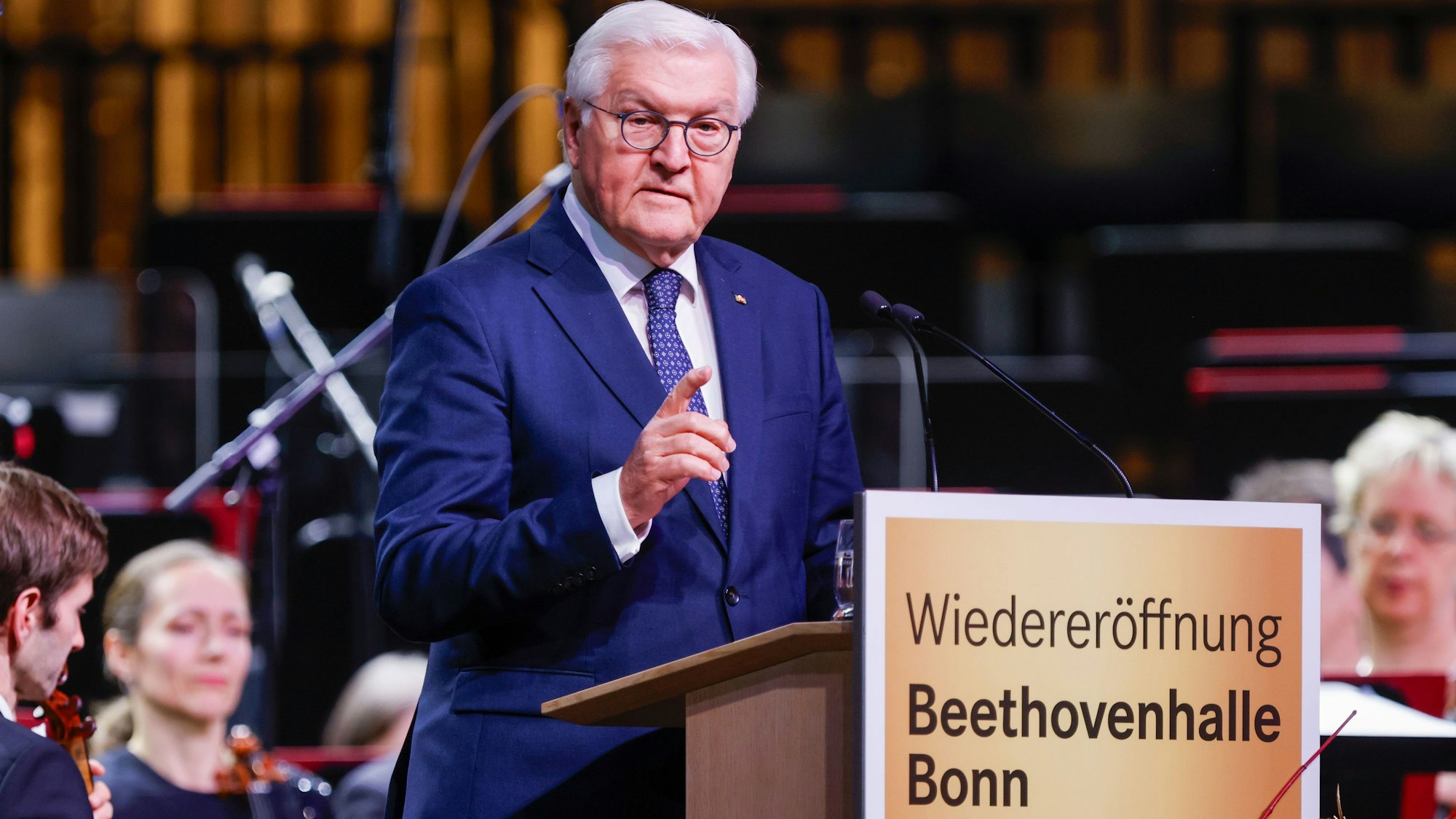 16.12.2025, Nordrhein-Westfalen, Bonn: Bundespräsident Frank-Walter Steinmeier während seiner Ansprache zur Wiedereröffnung der Beethovenhalle Bonn.