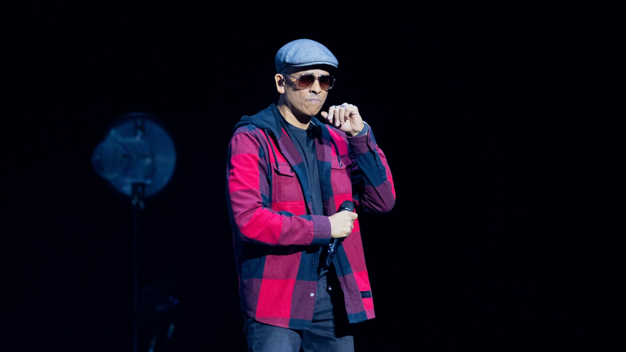 16.12.2025, Nordrhein-Westfalen, Köln: Sänger Xavier Naidoo steht beim Auftakt seiner Tour "Bei meiner Seele" auf der Bühne in der ausverkauften Lanxess-Arena. Naidoo geht bei seinem Comeback nach sechs Jahren Pause wieder auf Tour.
