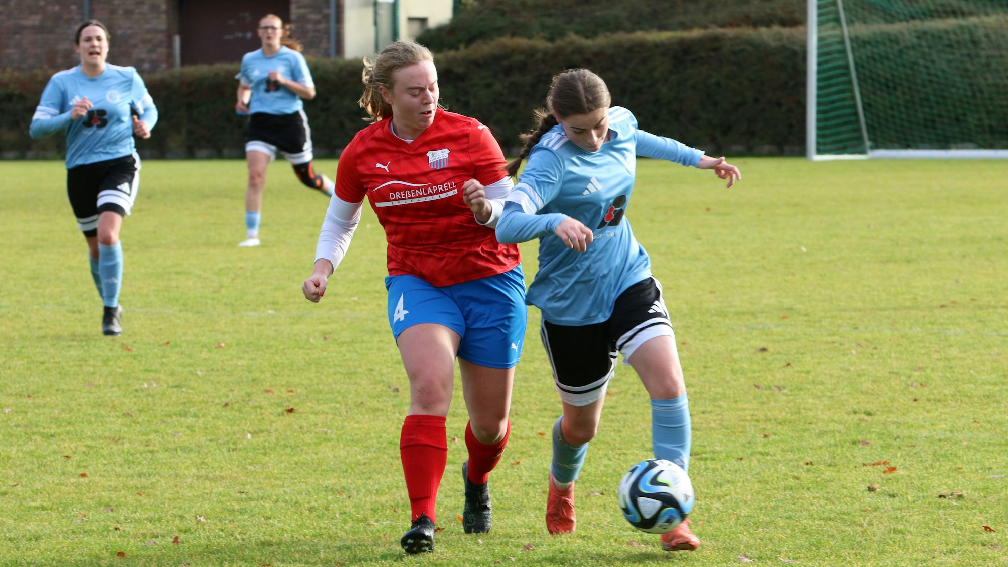 Kommerns Hanna Frauenkron im Laufduell mit einer Spielerin aus Selfkant.