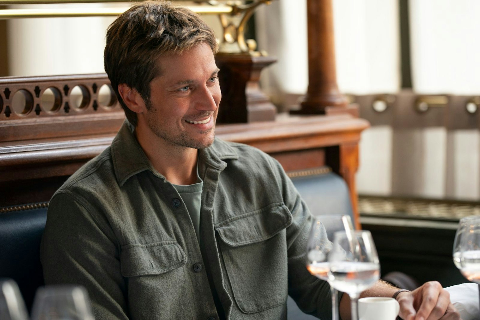 Fans können sich freuen! Auch On-Off-Lover Gabriel (Lucas Bravo) wird Teil der neuen Staffel sein. (Bild: CAROLINE DUBOIS/NETFLIX)