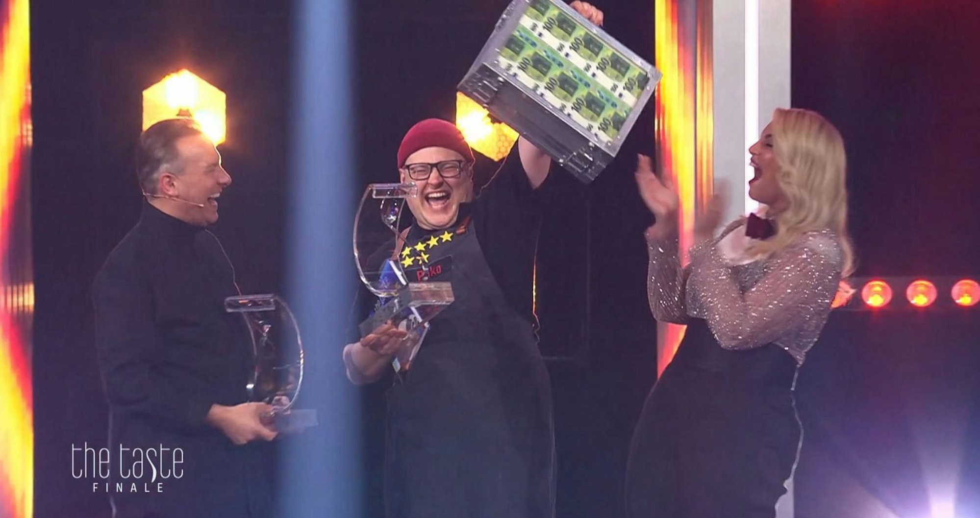 Verdienter Sieg: Pako schnappt sich Geldkoffer, Pokal und Kochbuch. „Ich bin so dankbar.“ (Bild: Joyn/Screenshot)