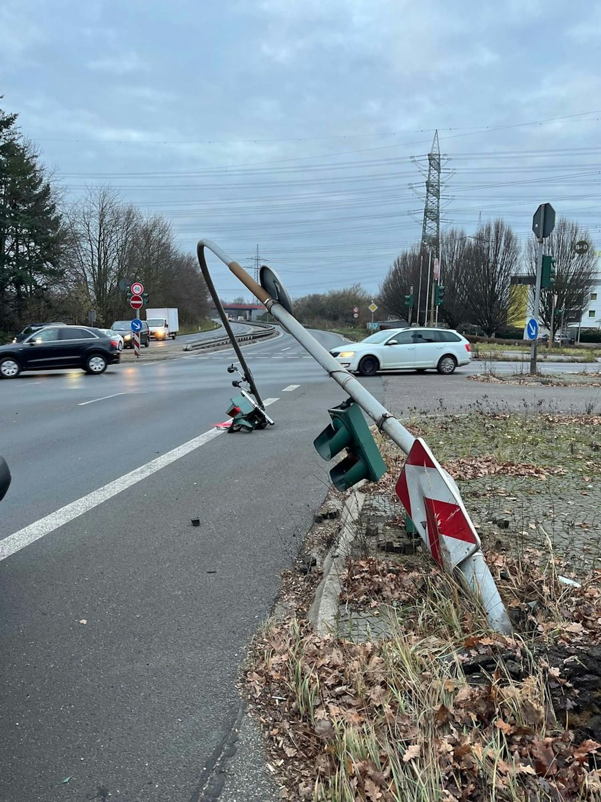 Ein umgefahrener Ampelmast liegt auf der Straße in Frechen.