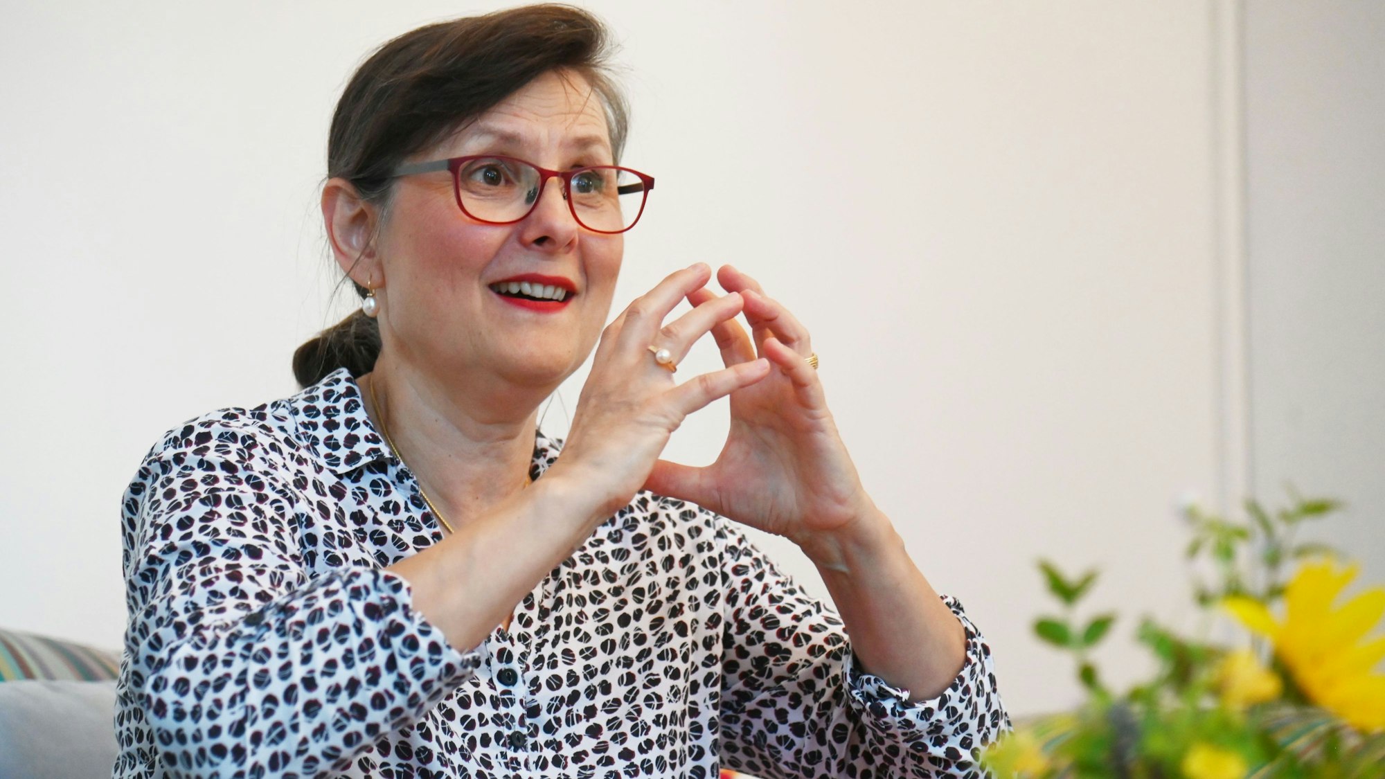 Das Bild zeigt Erzsébet Endlein im Interview mit dem „Kölner Stadt-Anzeiger“.