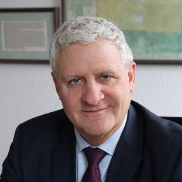 Das Foto zeigt einen Mann im Anzug.