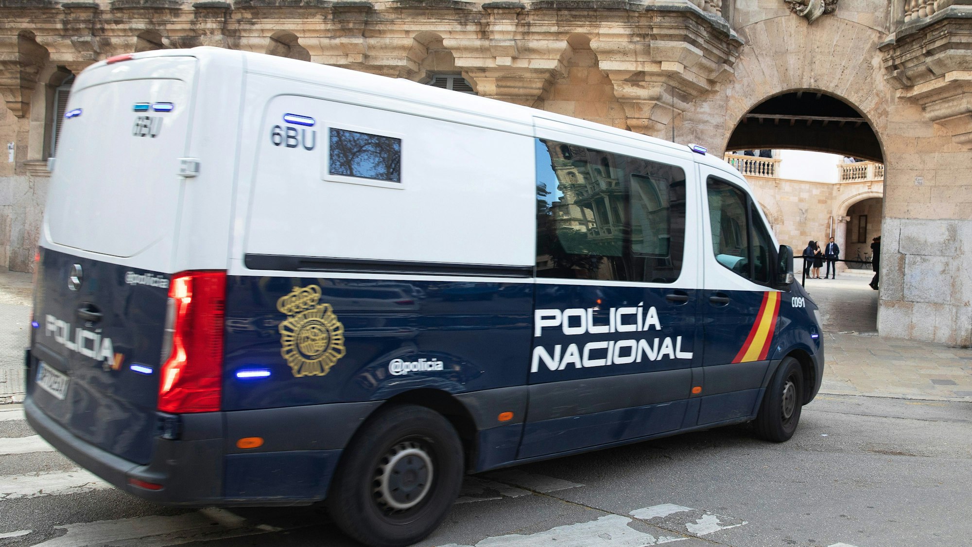 Ein Fahrzeug der spanischen Polizei kommt am Landgericht auf Mallorca an. (Archivfoto)