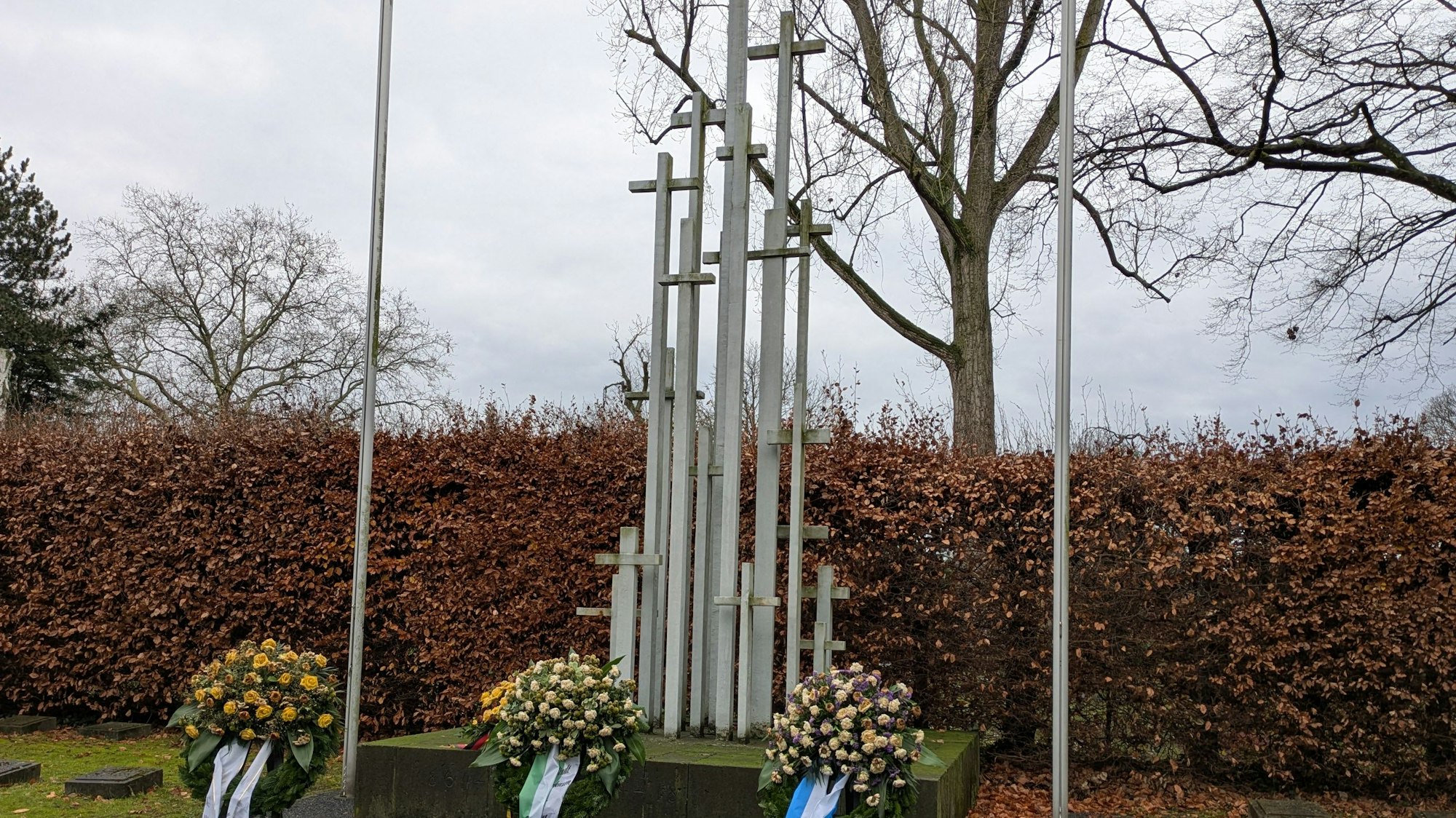 Stählerne Kreuze auf dem Friedhof Manforter Straße