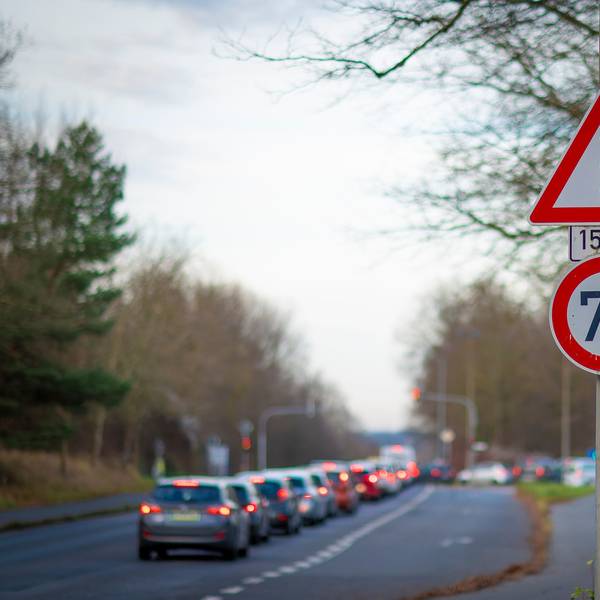 Das Foto zeigt ein Schild mit Tempo-70- und Ampelschild an der Frechener Straße.