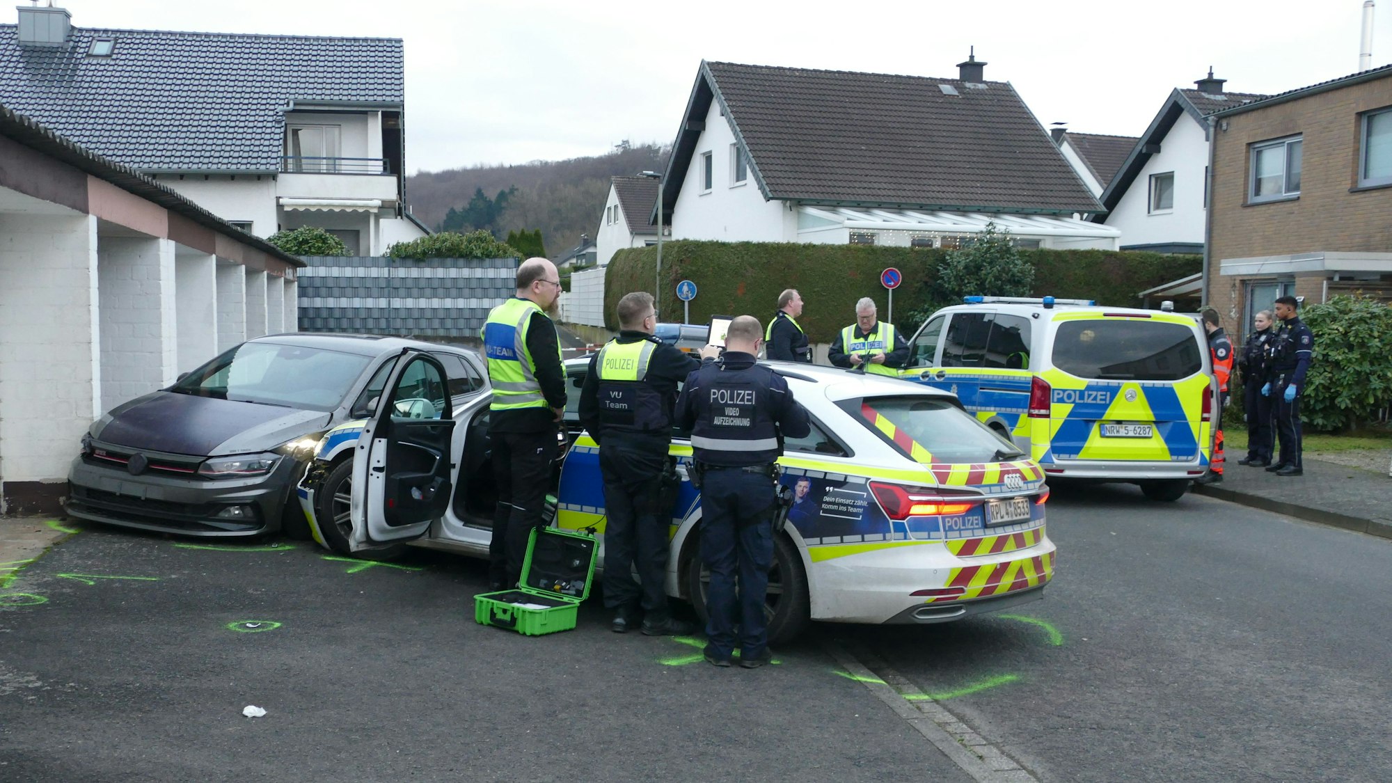 Der Fluchtwagen stieß mit dem Polizeiauto aus Rheinland-Pfalz zusammen.