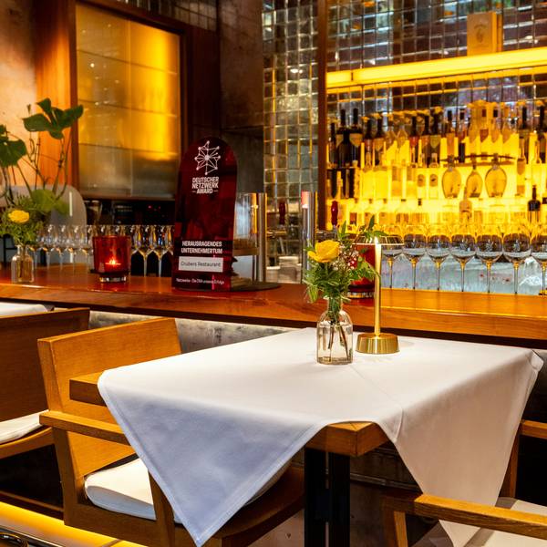 Ein gedeckter Tisch steht vor der Bar.