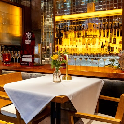 Ein gedeckter Tisch steht vor der Bar.