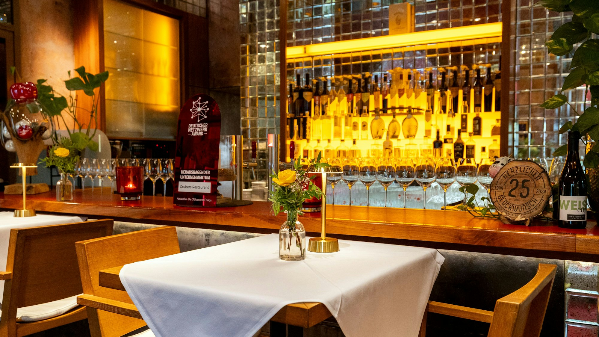 Ein gedeckter Tisch steht vor der Bar.