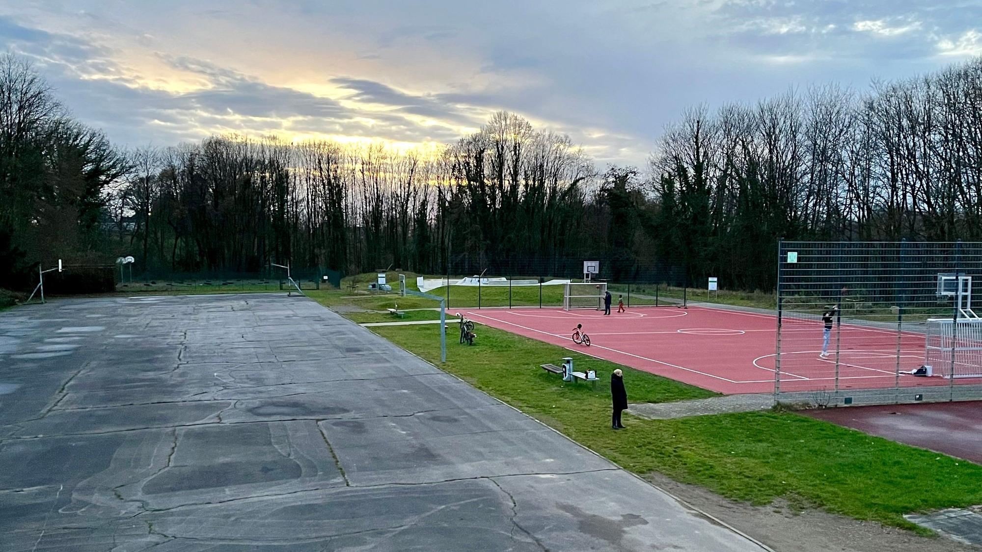 Blick auf das Sportgelände im Hagen mit der Skateranlage.
