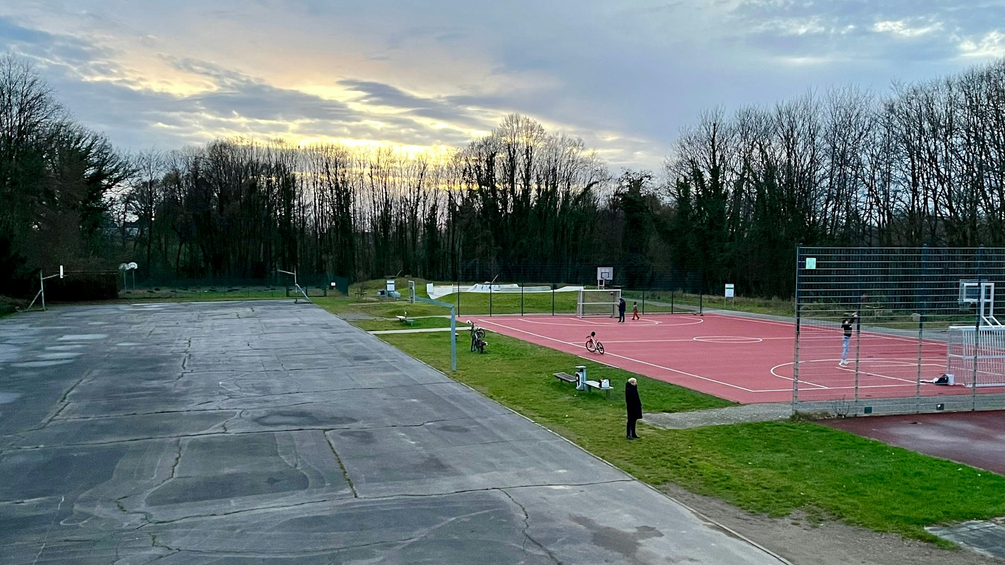 Blick auf das Sportgelände im Hagen mit der Skateranlage.