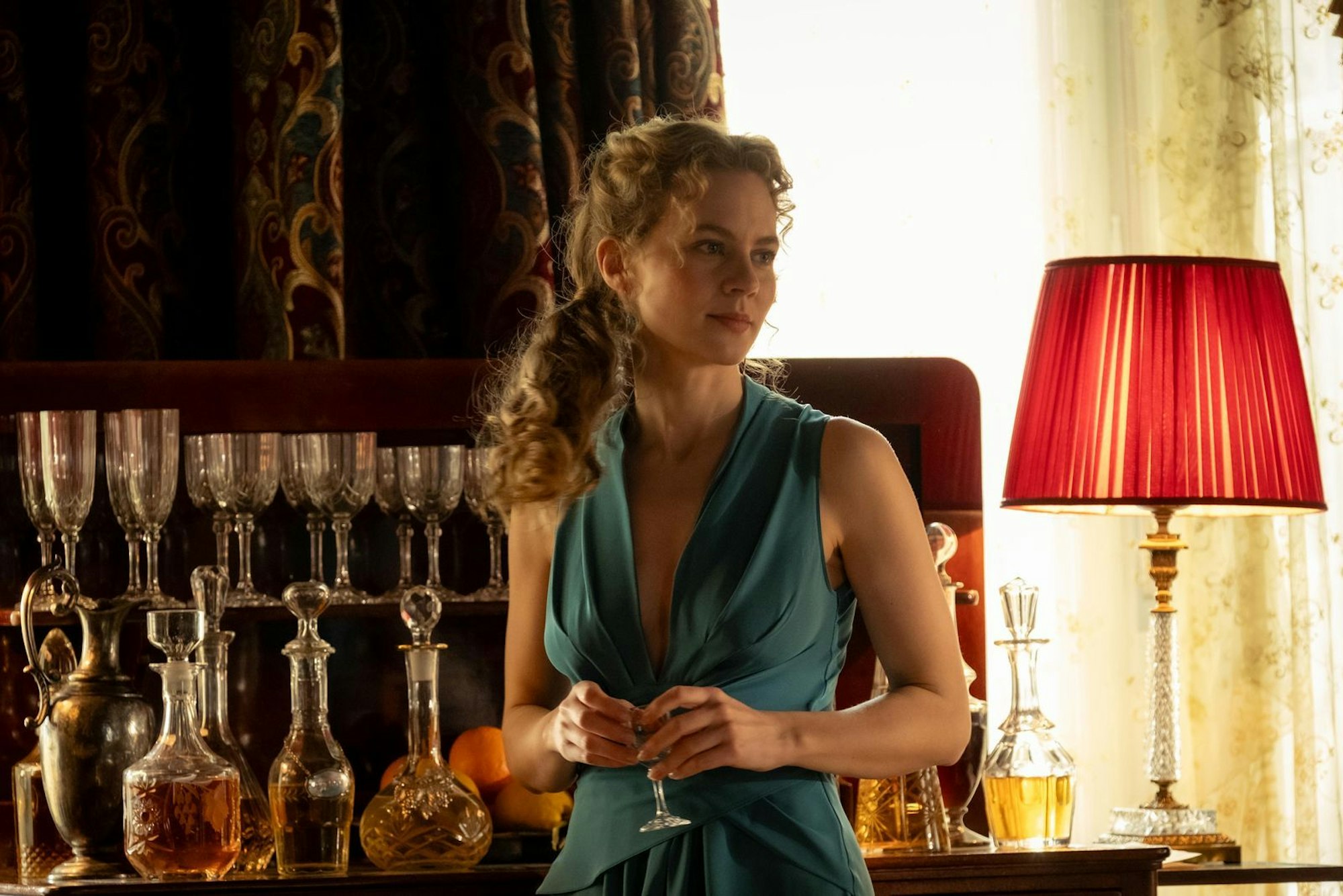 Miss Sophie (Alicia von Rittberg) muss sich zwischen mehreren Heiratskandidaten entscheiden. (Bild: Conny Klein; UFA FICTION)