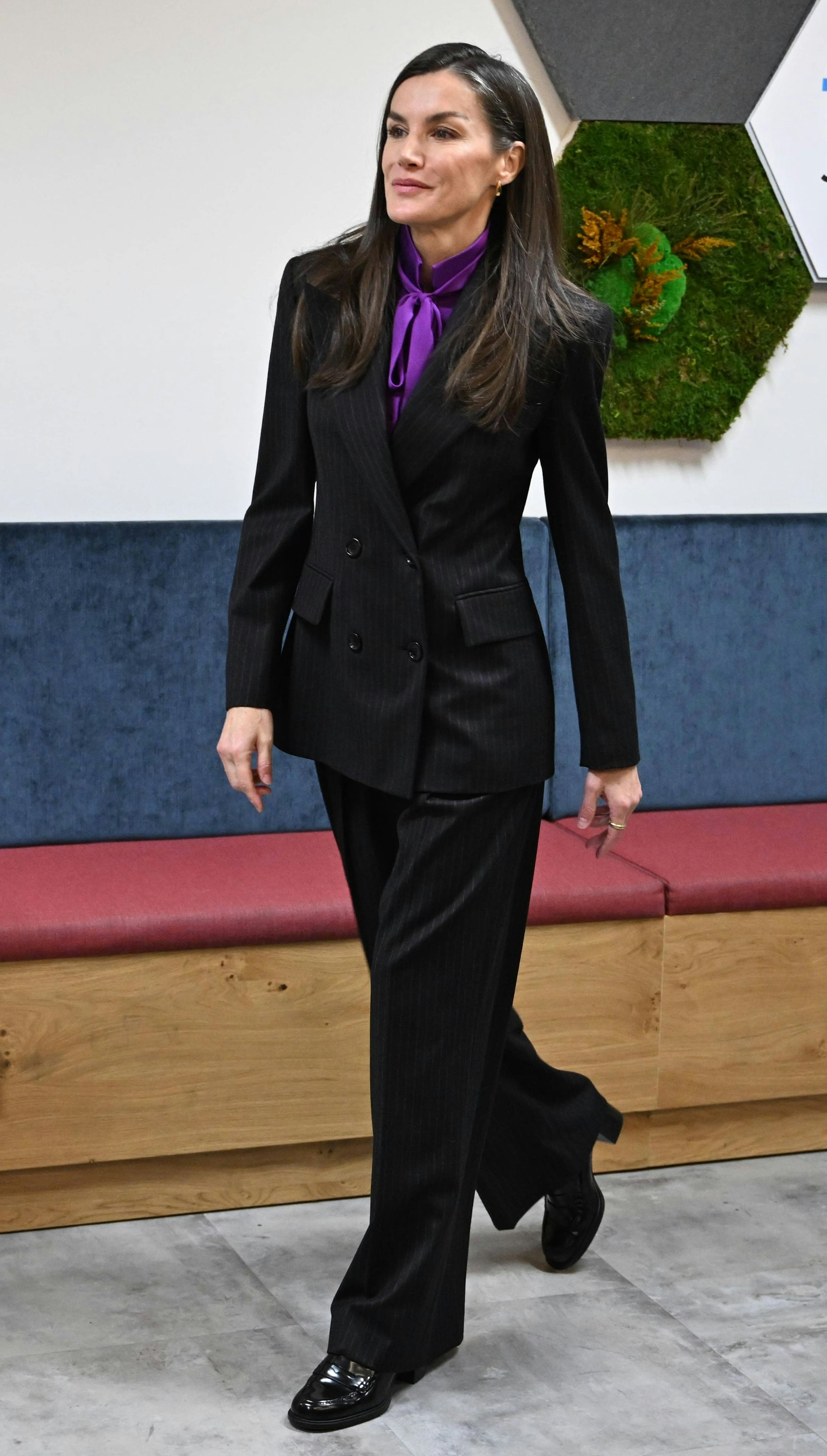 Königin Letizia im Nadelstreifen-Zweireiher.