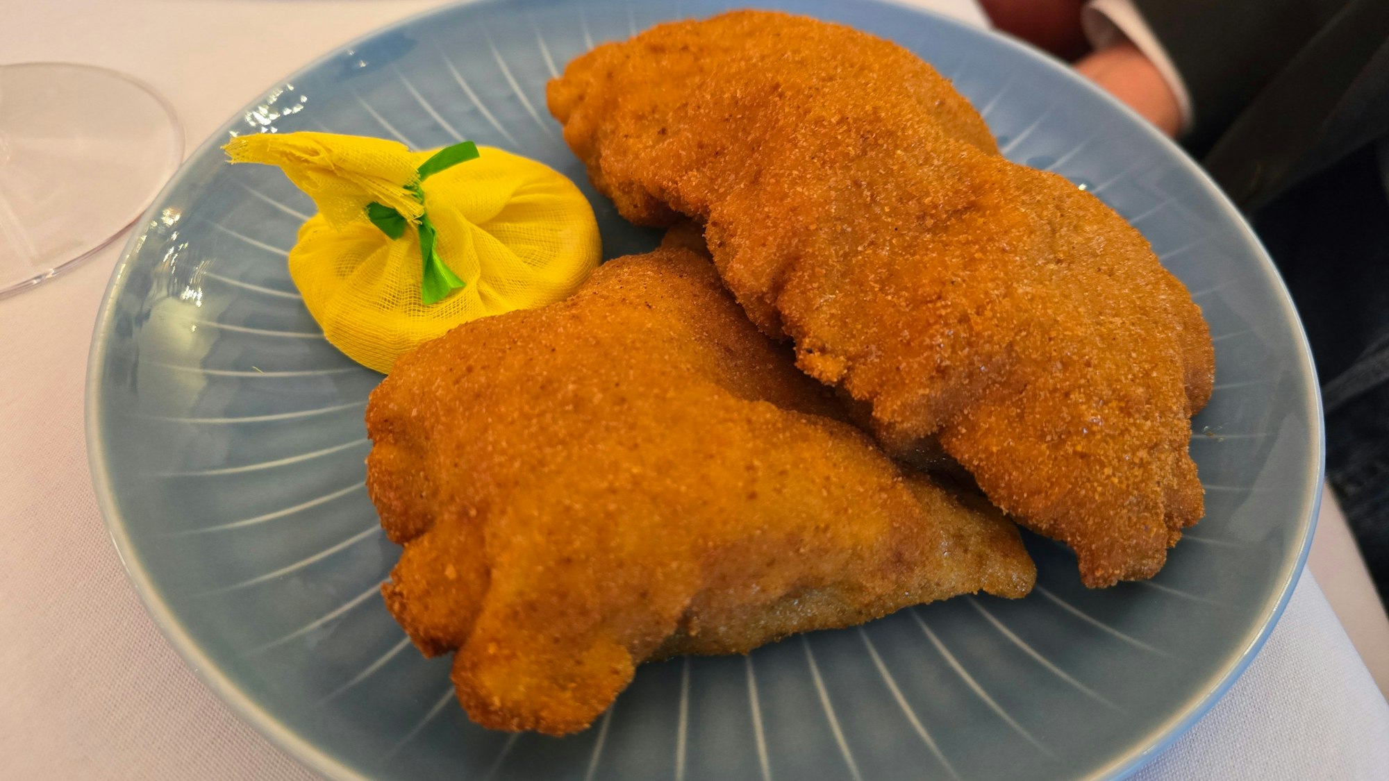 Zwei Wiener Schnitzel liegen auf einem Teller.
