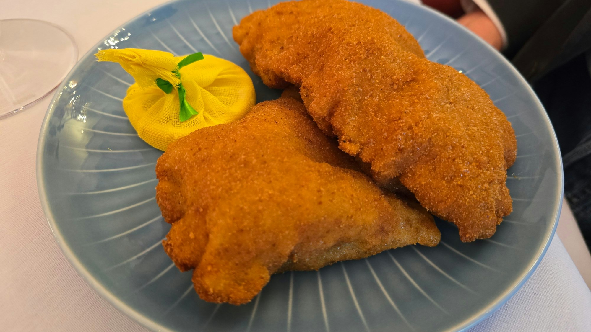 Zwei Wiener Schnitzel liegen auf einem Teller.