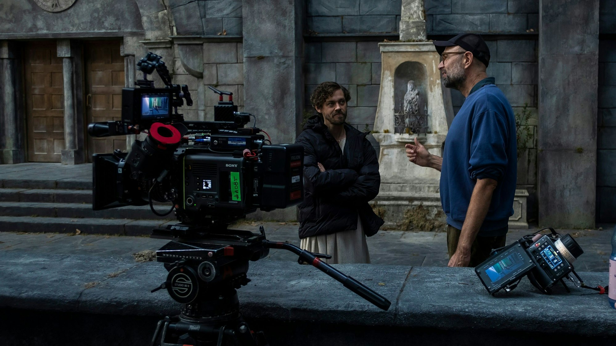 DER MEDICUS 2, Philipp Stölz (Regie) mit Tom Payne
Digital media asset from Der Medicus 2 (Bildmaterial). Generated on 2025-12-16 23:17:37