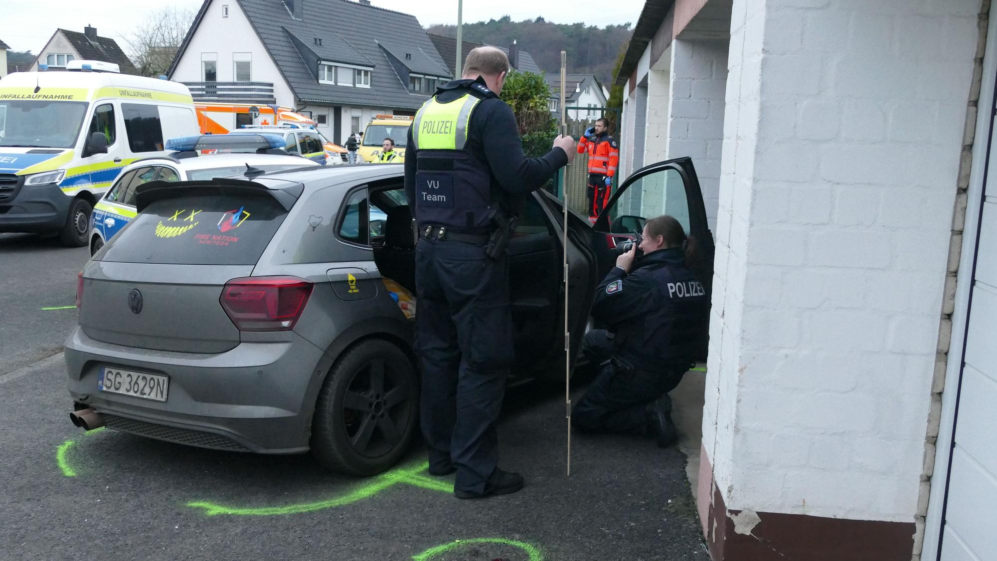 Ein Verkehrsunfall-Team der Kölner Polizei sicherte die Spuren. Das polnische Kennzeichen am Wagengehörte nicht zu dem Fahrzeug.