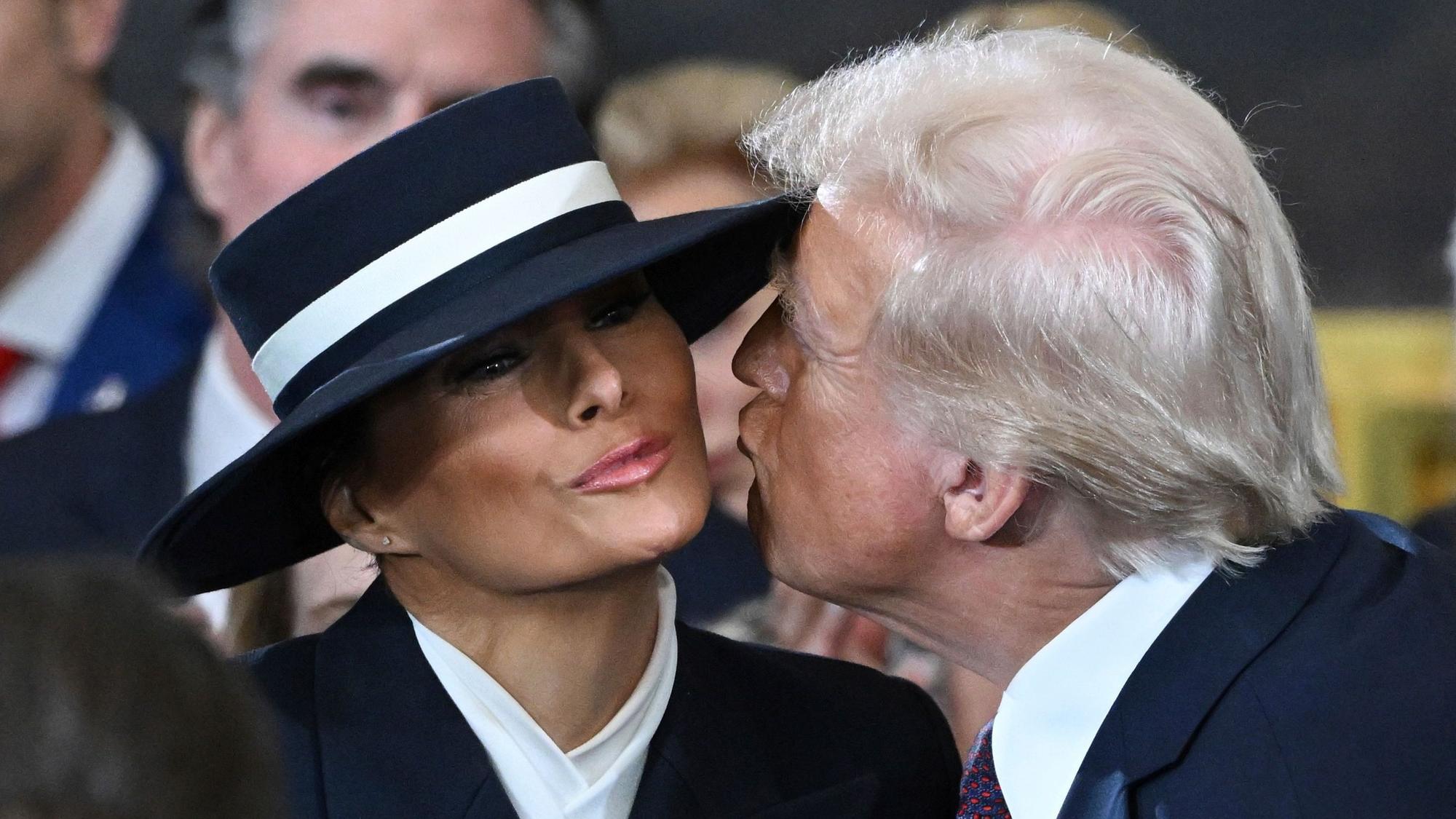 Der designierte Präsident Donald Trump küsst Melania Trump vor der Amtseinführung des Präsidenten in der Rotunde des US-Kapitols in Washington.