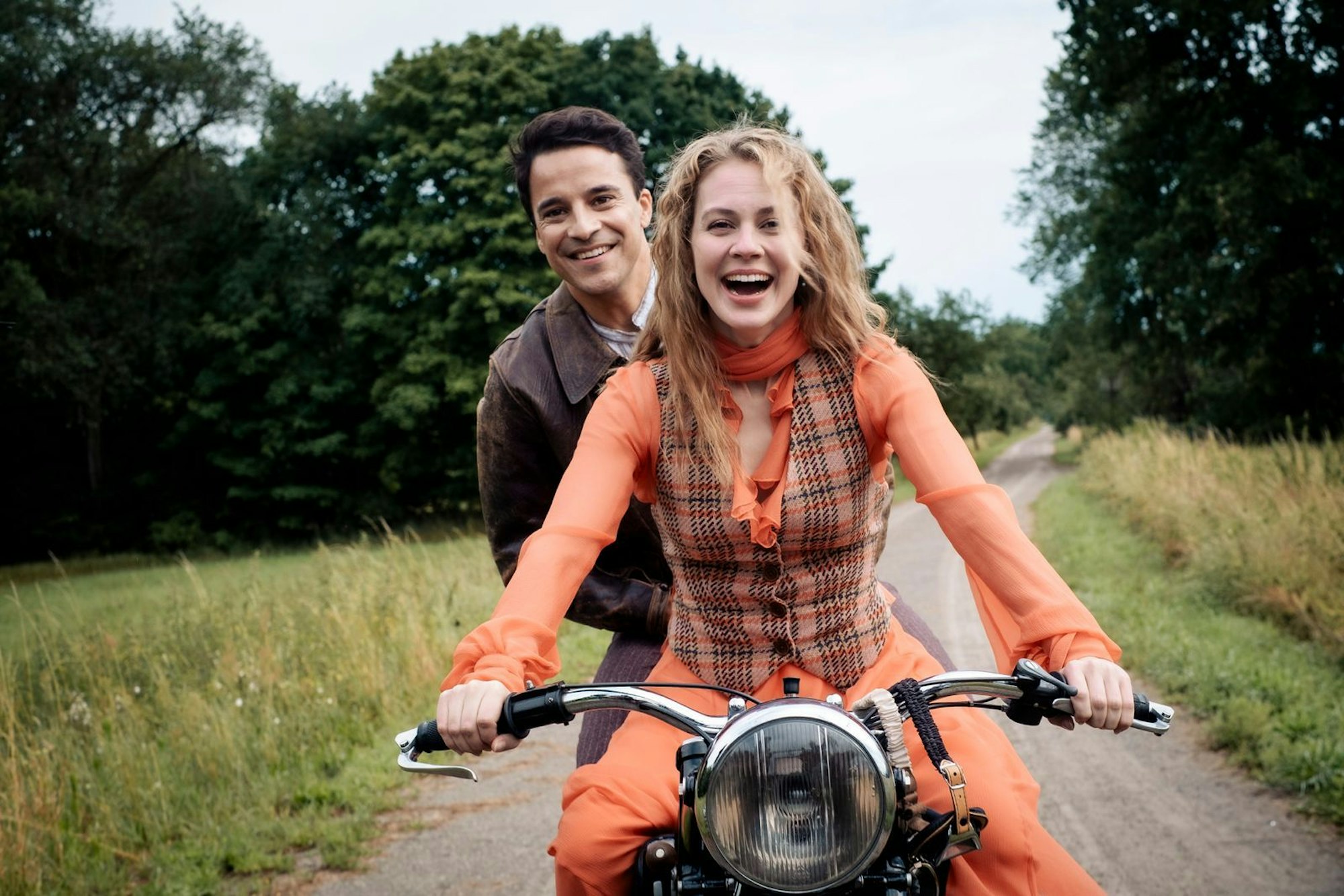 Die neue Amazon-Serie „Miss Sophie“ erzählt die Vorgeschichte der jungen Miss Sophie (Alicia von Rittberg) und ihrem Butler James (Kostja Ullmann). (Bild: Gordon Muehle)