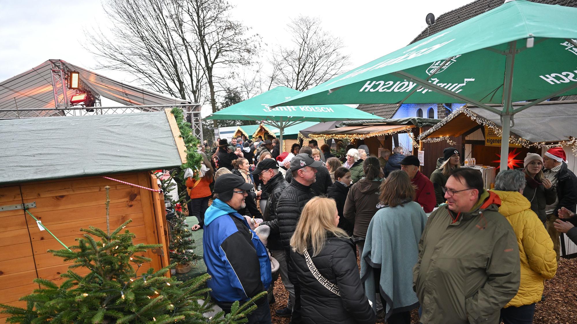 Viele Menschen tummeln sich auf dem heiligenhauser Weihnachtsmarkt.