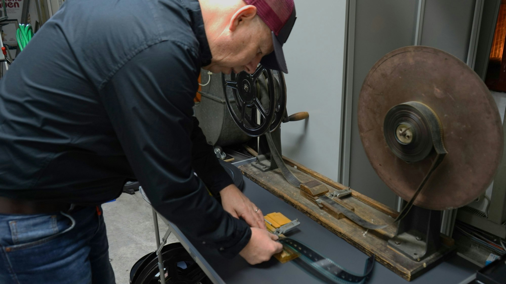 Das Foto zeigt einen Mann, der einen Film zusammenklebt.