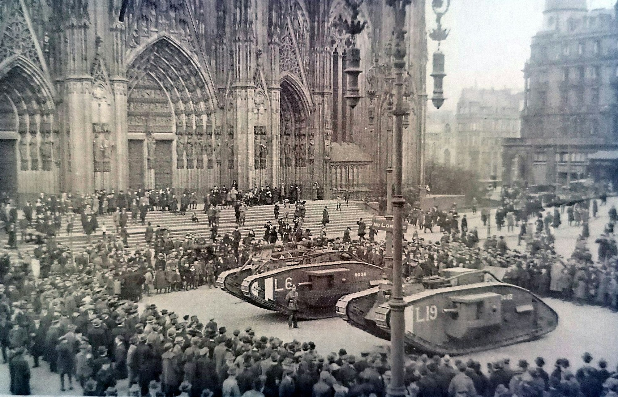 Britische Panzer während der Besatzungszeit vor dem Dom.