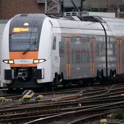 Nach einer Störung wird es auf der Bahnstrecke zwischen Köln und Düsseldorf voraussichtlich zu Zugausfällen kommen. (Archivbild)