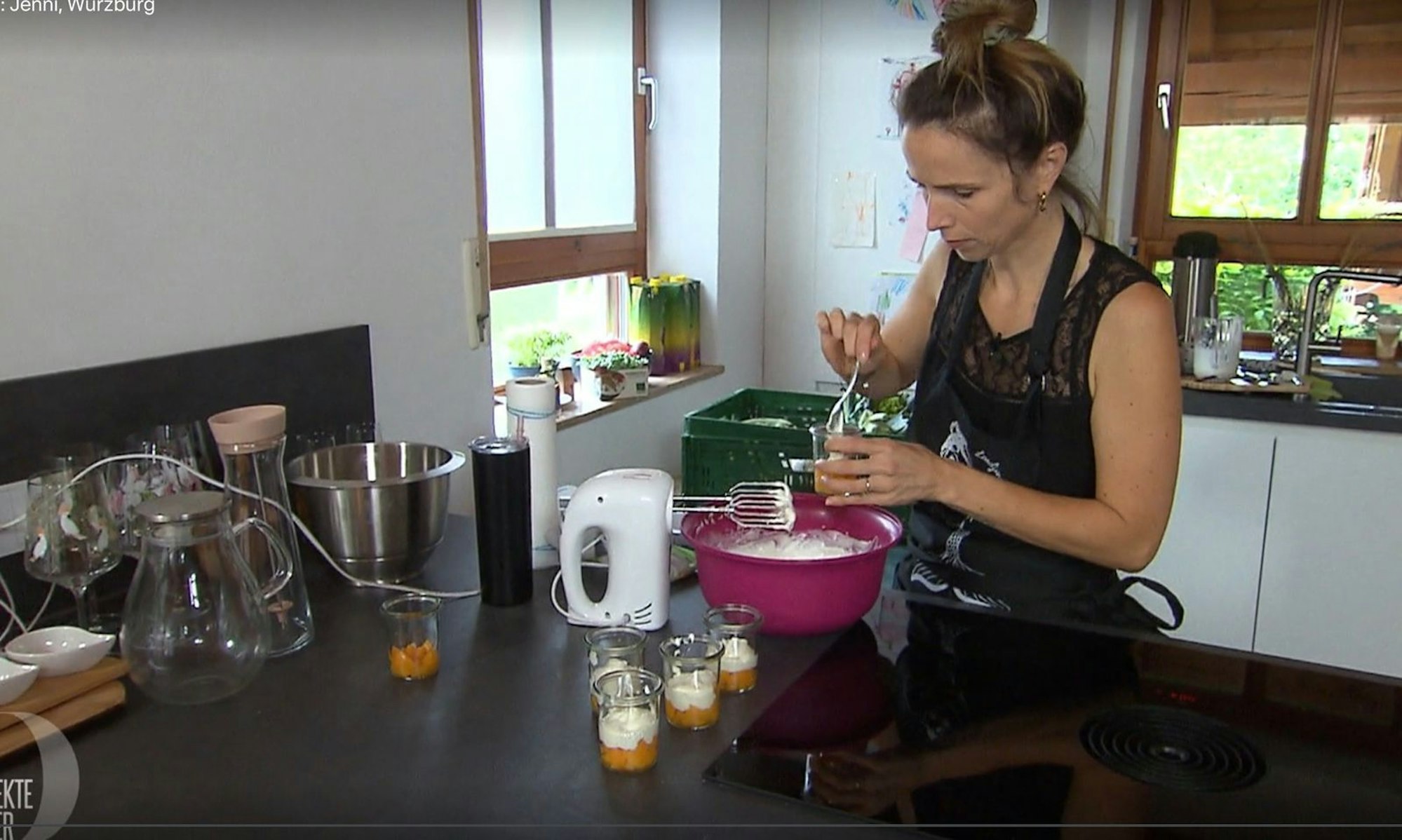 Für ihr Dessert schichtet Jenni Pfirsich, Maracuja und Quarkcreme. (Bild: RTL)